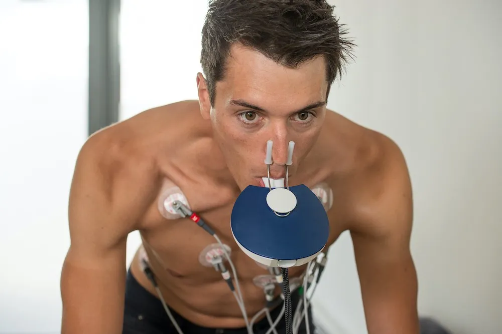Sportler mit Atemmaske und EKG-Elektroden bei der Spiroergometrie