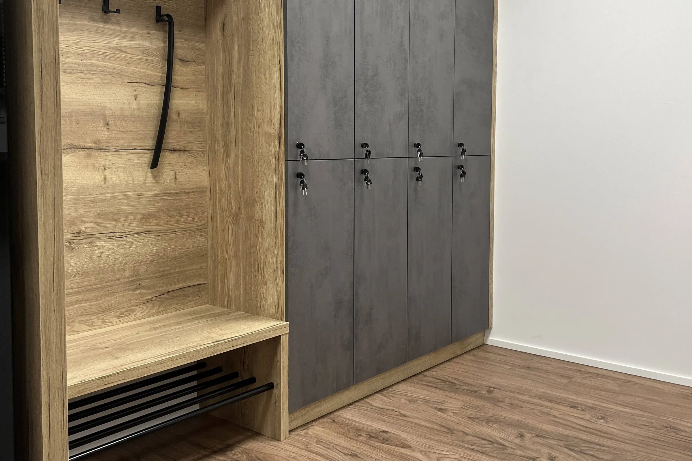 Umkleide mit Garderobe, Sitzbank und abschließbaren Spinden